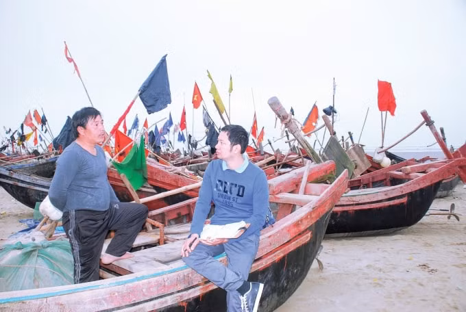 Nhà báo Dương Đình Tường trong một chuyến đi thực tế ở vùng biển ở tỉnh Thanh Hóa.