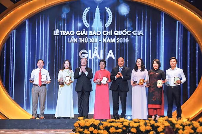 Thủ tướng Nguyễn Xuân Phúc trao giải A cho các tác giả đoạt giải Báo chí Quốc gia 2018.