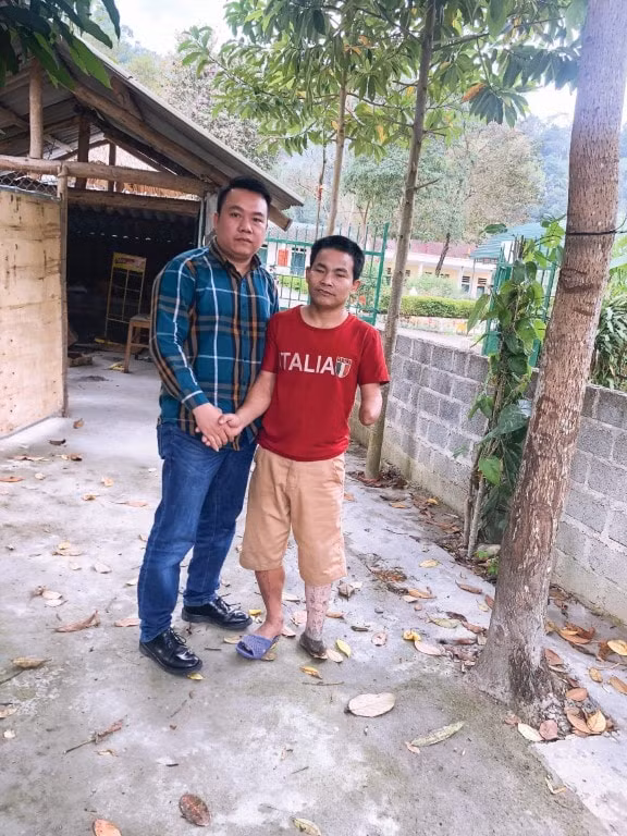 Nhà báo Đỗ Bình cùng nhân vật trong tác phẩm.