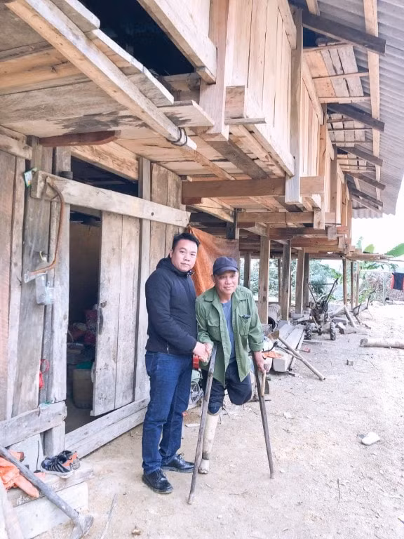 Nhà báo Đỗ Bình cùng nhân vật trong tác phẩm.