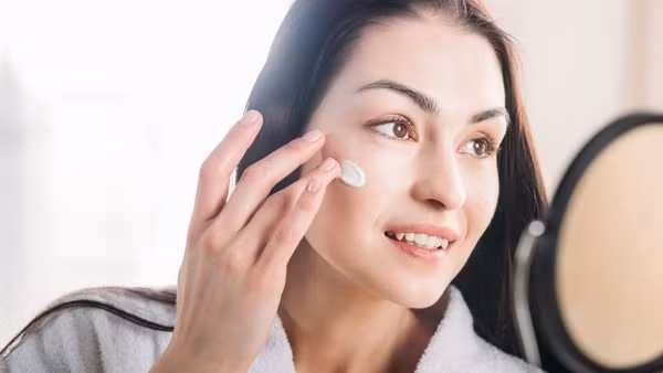 Bôi collagen ngoài da là giải pháp làm đẹp da từ bên ngoài. Ảnh minh họa