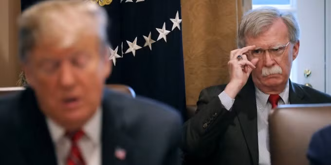 John Bolton, khi đó là cố vấn an ninh quốc gia Hoa Kỳ, đứng sau Tổng thống Donald Trump tại cuộc họp tại Nhà Trắng vào ngày 12/ 2 / 2019. Ảnh: Chip Somodevilla / Getty Images