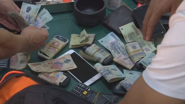 Số tiền được thu giữ tại hiện trường.