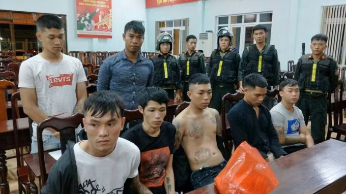 Các đối tượng tại cơ quan công an. Ảnh: TL.