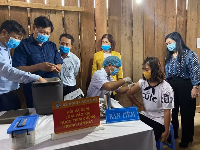 Thứ trưởng Đỗ Xuân Tuyên kiểm tra việc tiêm chủng tại xã Quang Hoà (ảnh TL).