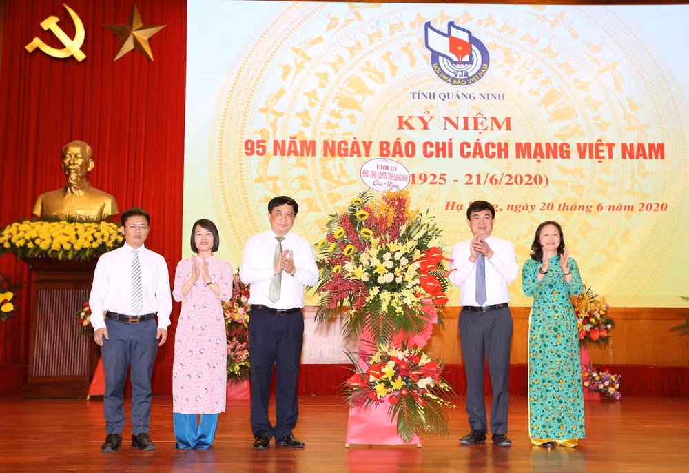 Phó Bí thư Thường trực Tỉnh ủy Ngô Hoàng Ngân tặng hoa chúc mừng Kỷ niệm 95 năm ngày Báo chí Cách mạng Việt Nam. Ảnh Khánh Giang