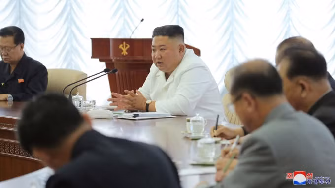 Nhà lãnh đạo Triều Tiên Kim Jong Un phát biểu trong cuộc họp của Bộ Chính trị lần thứ 13 của Ủy ban Trung ương 7 Đảng Lao động Triều Tiên - Ảnh: Reuters
