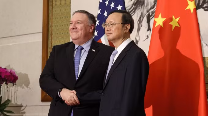 Ngoại trưởng Mike Pompeo và nhà ngoại giao hàng đầu Trung Quốc Dương Khiết Trì tại cuộc gặp ở Hawaii - Ảnh: Reuters