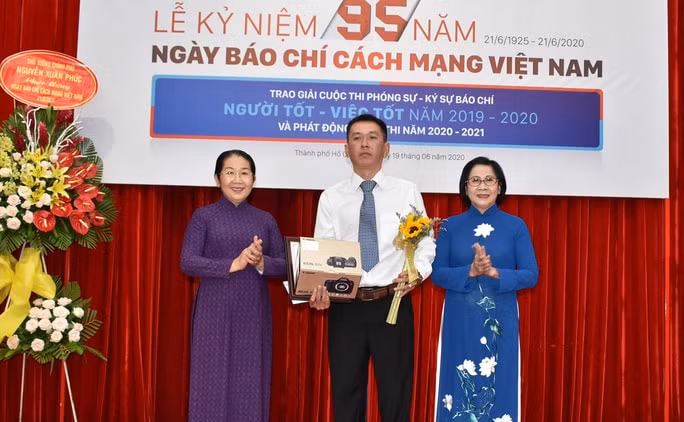 Phó Bí thư Thành ủy TP HCM Võ Thị Dung (bên trái) và nguyên Phó Bí thư Thành ủy TP HCM Nguyễn Thị Thu Hà chúc mừng tác giả đạt giải Nhất(ảnh: baonguoilaodong).