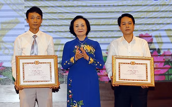 Bí thư Tỉnh ủy Phạm Thị Thanh Trà tặng Bằng khen của Ban Tuyên giáo Trung ương cho 2 nhà báo tiêu biểu(ảnh: baoyenbai).