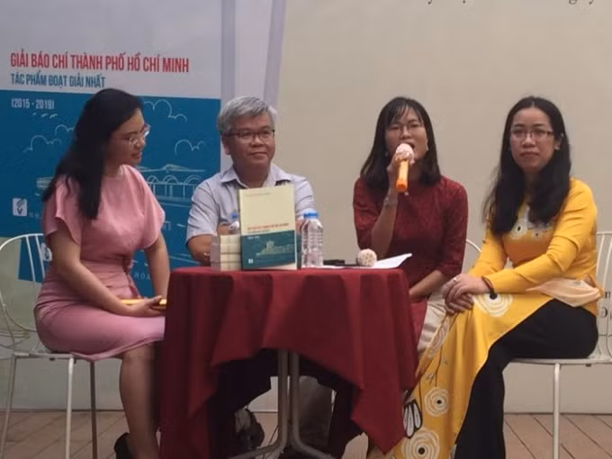 Nhà báo Ái Chân - Báo SGGP, Lê Thoa - Báo Pháp Luật TP.HCM và nhà báo Quốc Việt - Báo Tuổi Trẻ là 3 tác giả có tác phẩm đoạt giải nhất góp mặt trong tập sách này giao lưu với bạn đọc tại Đường sách (quận 1, TP.HCM)