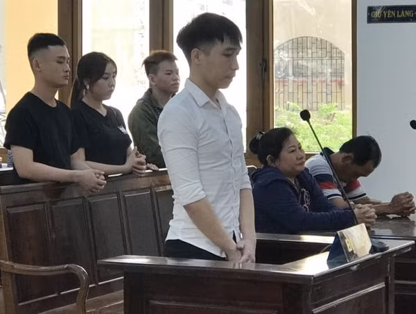 Bị cáo Đào Công Châu nghe tòa tuyên án ngày 19/6. Ảnh: PLO