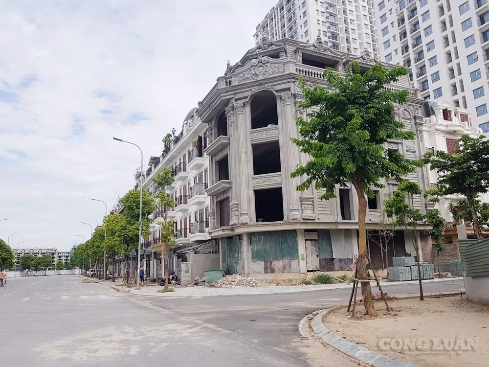 Khu biệt thự liền kề dự án HC Golden City 319 xuất hiện một số công trình tự ý thay đổi kiến trúc mặt đứng không đúng với quy hoạch. Ảnh: Ngọc Thành