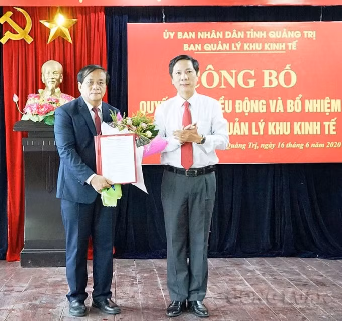 Ông Phạm Ngọc Minh (bên trái) tân Trưởng Ban Quản lý Khu kinh tế tỉnh Quảng Trị.
