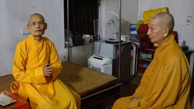 Nhị vị giáo phẩm thăm hỏi, vấn an trong thiền thất đơn sơ của Đức Pháp chủ