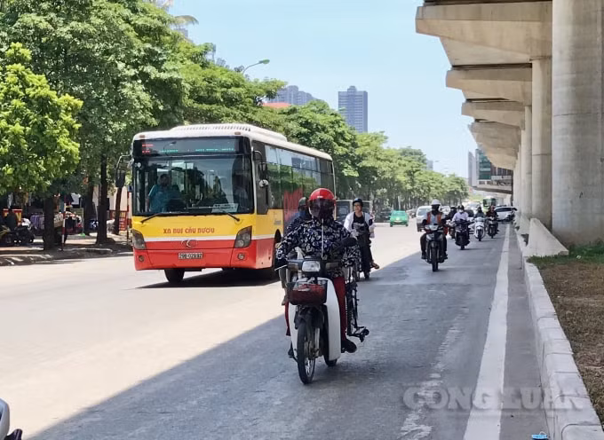 Theo Trung tâm khí tượng thủy văn Quốc gia, do ảnh hưởng của vùng áp thấp nóng phía Tây kết hợp với hiệu ứng phơn mạnh nên từ ngày 23/6, ở Bắc Bộ và Trung Bộ trời nắng nóng gay gắt và đặc biệt gay gắt có nơi nhiệt độ lên tới trên 40 độ. Thời gian có nhiệt độ trên 35 độ từ 10-18 giờ