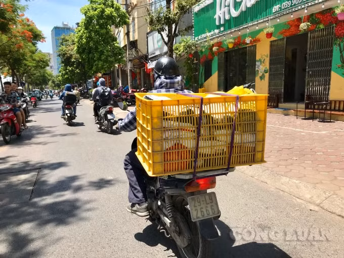 Thời tiết nắng nóng, việc người dân hạn chế ra đường cũng là cơ hội để các Shipper (nhân viên giao hàng) tăng thu nhập
