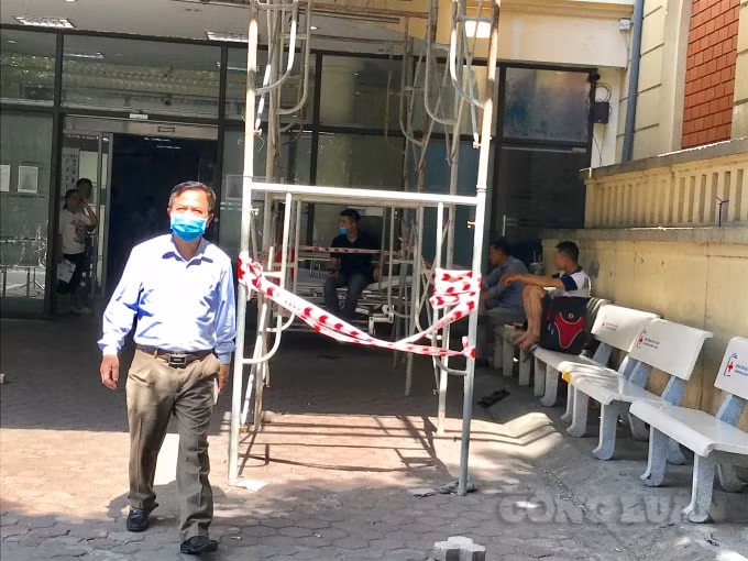 Anh Long, có người thân đang điều trị tại Bệnh viện Đại học Y Hà Nội cho biết, mỗi khi bác sĩ đi buồng thăm khám là người nhà lại phải ra ngoài mà trời thì nóng như lửa vậy. Nhưng phải chấp nhận vì nhiều bệnh viện tại Hà Nội còn đang trong tình trạng quá tải