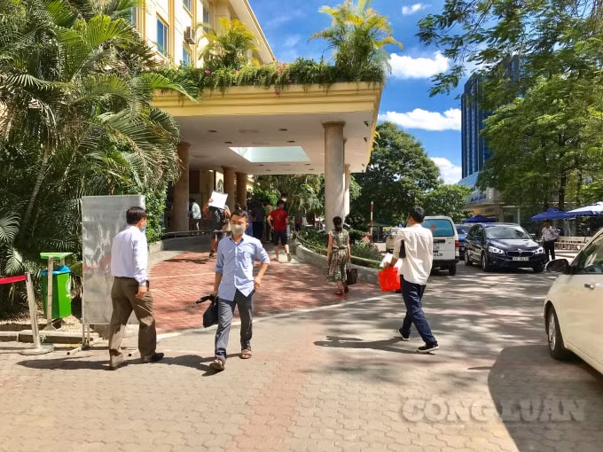 Nắng nóng khiến các bệnh viện tại Hà Nội càng thêm đông đúc, ngột ngạt
