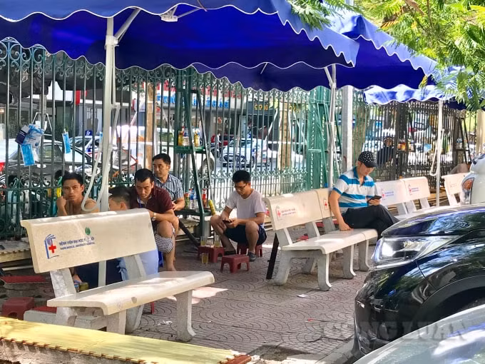 Nắng nóng giúp nhiều hàng quán bán trà đá vỉa hè đắt hàng hơn