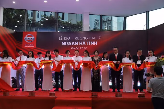 Lãnh đạo tỉnh Hà Tĩnh cùng đại diện Nissan Việt Nam, Nissan Hà Tĩnh cắt băng khai trương.