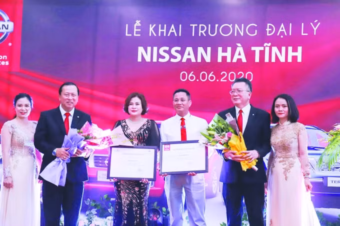 Đại diện Công ty Nissan Việt Nam trao chứng chận cho Đại lý Nissan Hà Tĩnh