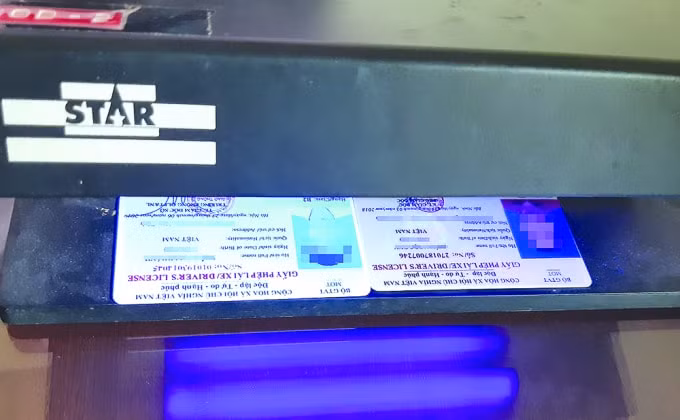 Phóng viên báo Giao thông tìm đến Tổng cục Đường bộ VN để xác minh những chiếc GPLX giả.