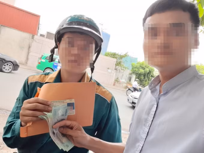 Phóng viên nhận GPLX giả sau khi “vào vai” người mua.
