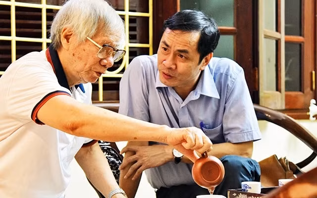 Nhà văn Hoàng Quốc Hải (trái) trò chuyện với tác giả Hữu Việt