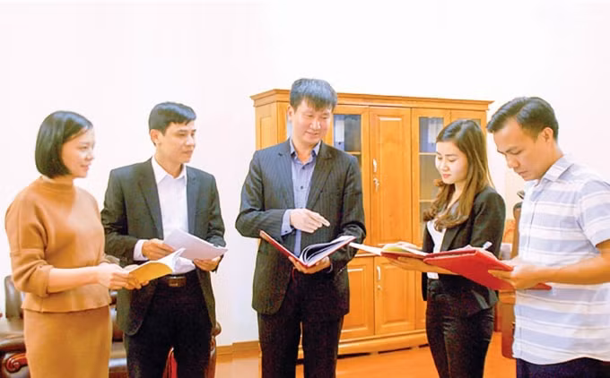 Đồng chí Trần Huy Tuấn - Ủy viên Ban Thường vụ, Trưởng ban Tổ chức Tỉnh ủy trao đổi với cán bộ, chuyên viên về triển khai Chỉ thị số 35-CT/TW của Bộ Chính trị về đại hội đảng bộ các cấp tiến tới Đại hội đại biểu toàn quốc lần thứ XIII của Đảng.