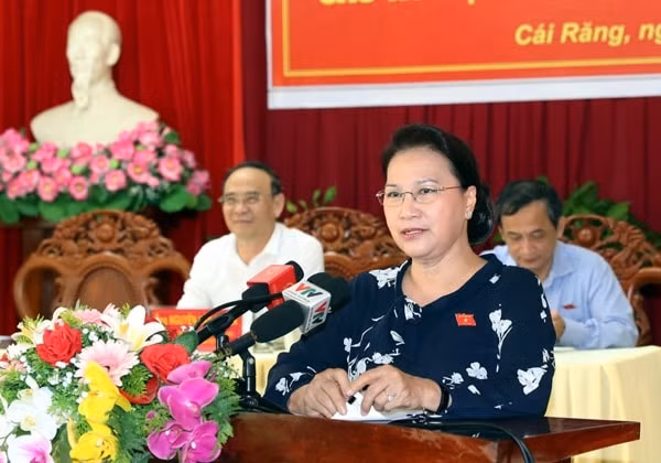 Chủ tịch Quốc hội Nguyễn Thị Kim Ngân tiếp xúc cử tri quận Cái Răng, TP. Cần Thơ