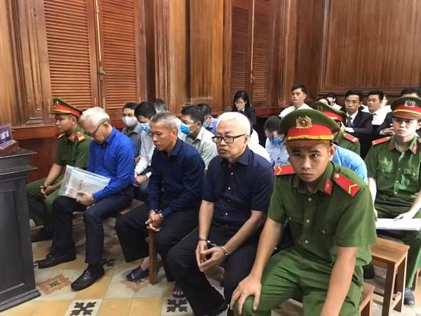 Bị cáo Trần Phương Bình và các đồng phạm tại toà ngày 23/6. Ảnh: PLO