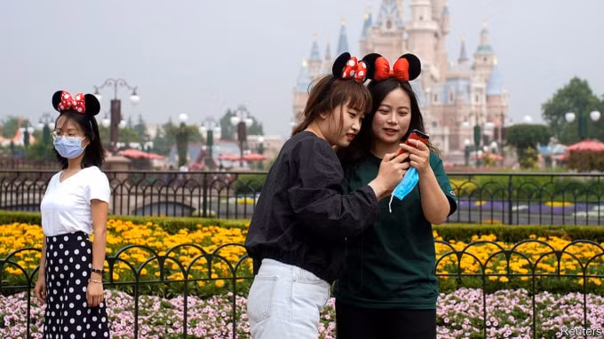 Công viên Disneyland ngày mở lại. Ảnh: Reuters.