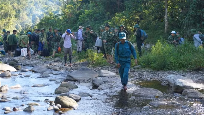 Để đến được Thác Vũ Môn phải vượt đường rừng, trèo đèo lội suối mất khoảng 8 giờ đi bộ.