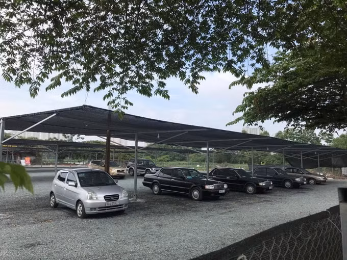 Điểm tập kết mua bán xe trên đất nông nghiệp.