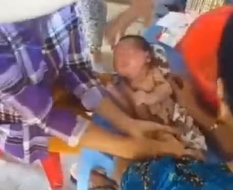 Bé gái này được chị Oanh và những người dân xung quanh cứu.