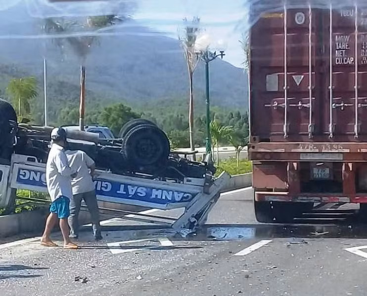 Ô tô của CSGT TP. Quy Nhơn (Bình Định) bị lật ngửa.