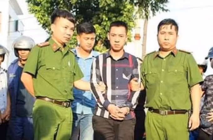 Đối tượng mang hàng 'nóng' để vận chuyển ma túy bị bắt ngay trên phố. Ảnh: TL.