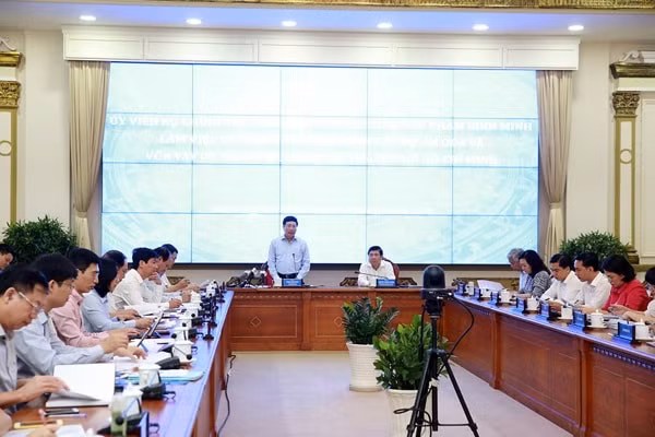 Phó Thủ tướng, Bộ trưởng Bộ Ngoại giao Phạm Bình Minh làm việc với lãnh đạo Thành phố Hồ Chí Minh, chiều 29/6. Ảnh: VGP