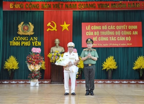 Thiếu tướng Lê Tấn Tới, Thứ trưởng Bộ Công an trao quyết định về việc điều động, bổ nhiệm Đại tá Phan Thanh Tám. Ảnh: TTXVN