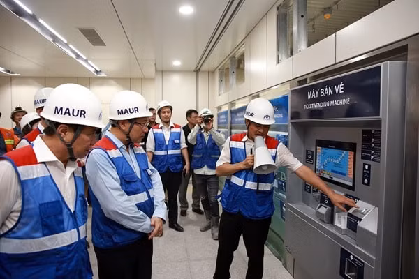 Phó Thủ tướng kiểm tra mô hình hệ thống bán vé tự động tại ga Nhà hát Thành phố. Ảnh: VGP