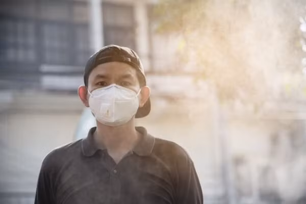 Nguồn sinh ra bụi mịn PM10, PM2.5 ở các đô thị lớn hầu hết là từ khí thải giao thông, công trình xây dựng, đường sá và nhà máy công nghiệp