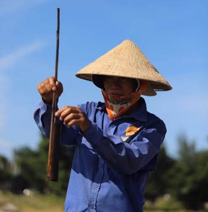 Trời càng nắng thì người dân càng mừng vì sẽ thu hoạch được nhiều muối hơn. Để tăng độ mặn của nước biển, người dân còn áp dụng phương pháp phơi cát. Nồng độ mặn của nước biển đạt từ 25 – 30 độ nước mới đông kết thành muối.