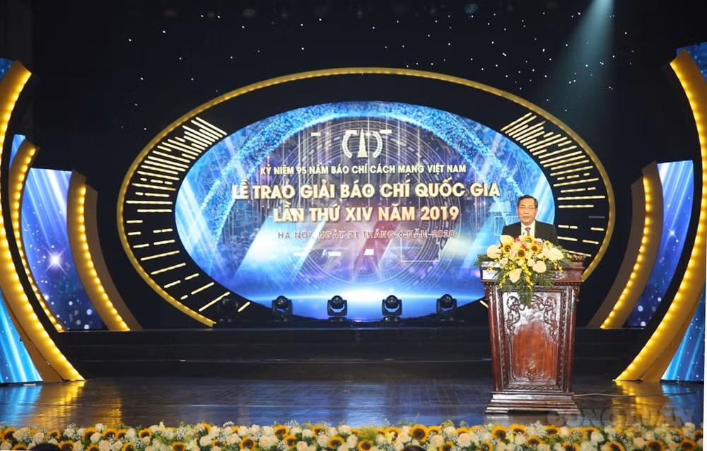 Nhà báo Thuận Hữu, Ủy viên Trung ương Đảng, Tổng Biên tập Báo Nhân dân, Phó trưởng Ban Tuyên giáo Trung ương, Chủ tịch Hội Nhà báo Việt Nam, Chủ tịch Hội đồng Giải Báo chí Quốc gia phát biểu tại buổi lễ. Ảnh: Sơn Hải