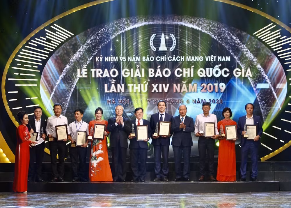Có 9 tác giả, nhóm tác giả đoạt giải A năm nay. Ảnh: Sơn Hải
