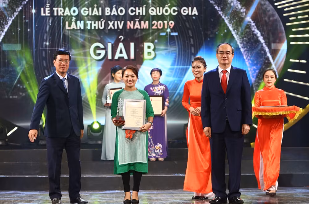 Nhà báo Hà Vân – Báo Nhà báo và Công luận, Liên Chi hội Nhà báo Cơ quan Trung ương Hội Nhà báo Việt Nam đại diện nhóm tác giả đoạt giải B nhận giải. Ảnh: Sơn Hải