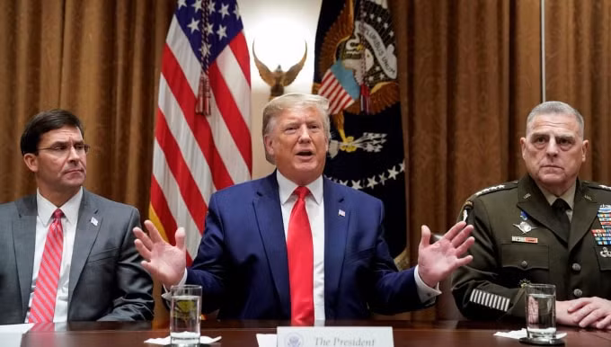 Cựu cố vấn an ninh quốc gia John Bolton tiết lộ trong cuốn sách sắp ra mắt rằng, ông Trump từng đe dọa rút quân khỏi Nhật Bản và Hàn Quốc nếu hai nước này từ chối trả thêm chi phí đồn trú quân đội - Ảnh: Reuters