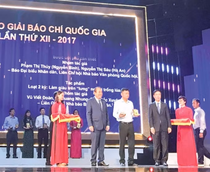 Nhà báo Viết Đoàn nhận giải B Giải Báo chí Quốc gia 2017.