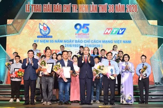 Ông Nguyễn Thiện Nhân và lãnh đạo thành phố trao giải cho các tác giả đạt giải báo chí(ảnh: baosaigongiaiphong).
