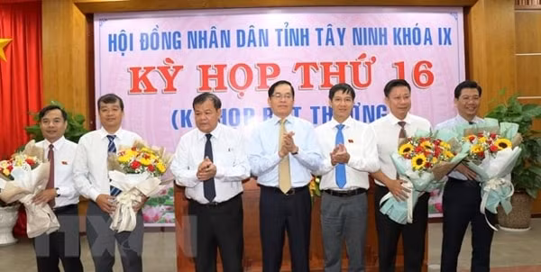 Bí thư Tỉnh ủy Phạm Viết Thanh và Chủ tịch UBND tỉnh Tây Ninh Phạm Văn Tân tặng hoa chúc mừng các đồng chí được bầu vào các chức danh Phó Chủ tịch HĐND, UBND và ủy viên UBND tỉnh nhiệm kỳ 2016-2021. Ảnh: TTXVN